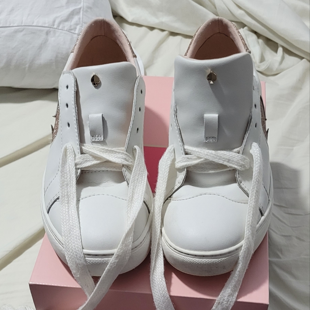 KATE SPADE WHITE TENIS SHOES.